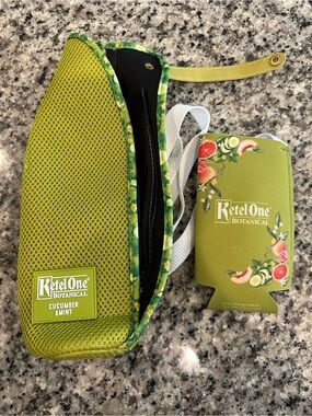 Botanical Green Phone Holster with Cucumber & Mint Accent